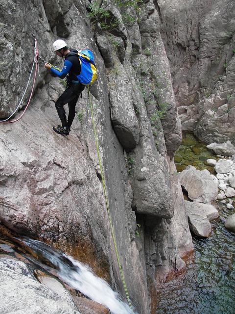 Barranquismo en Córcega. Xavi rapelando en el Barranco de Vacca